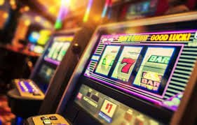 Ilustrasi Bermain Slot dan Sportsbook di licin4d